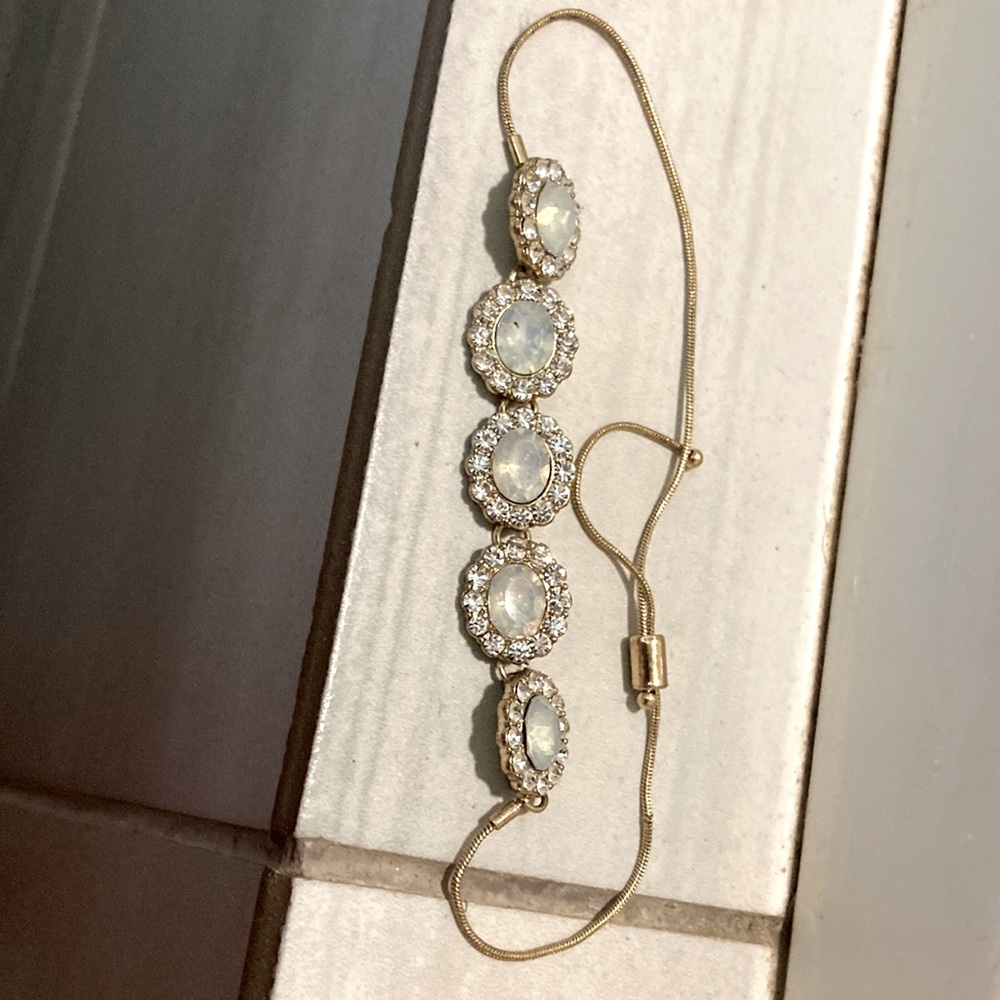 Hello I am selling this necklace it’s a gold necklace with white stones